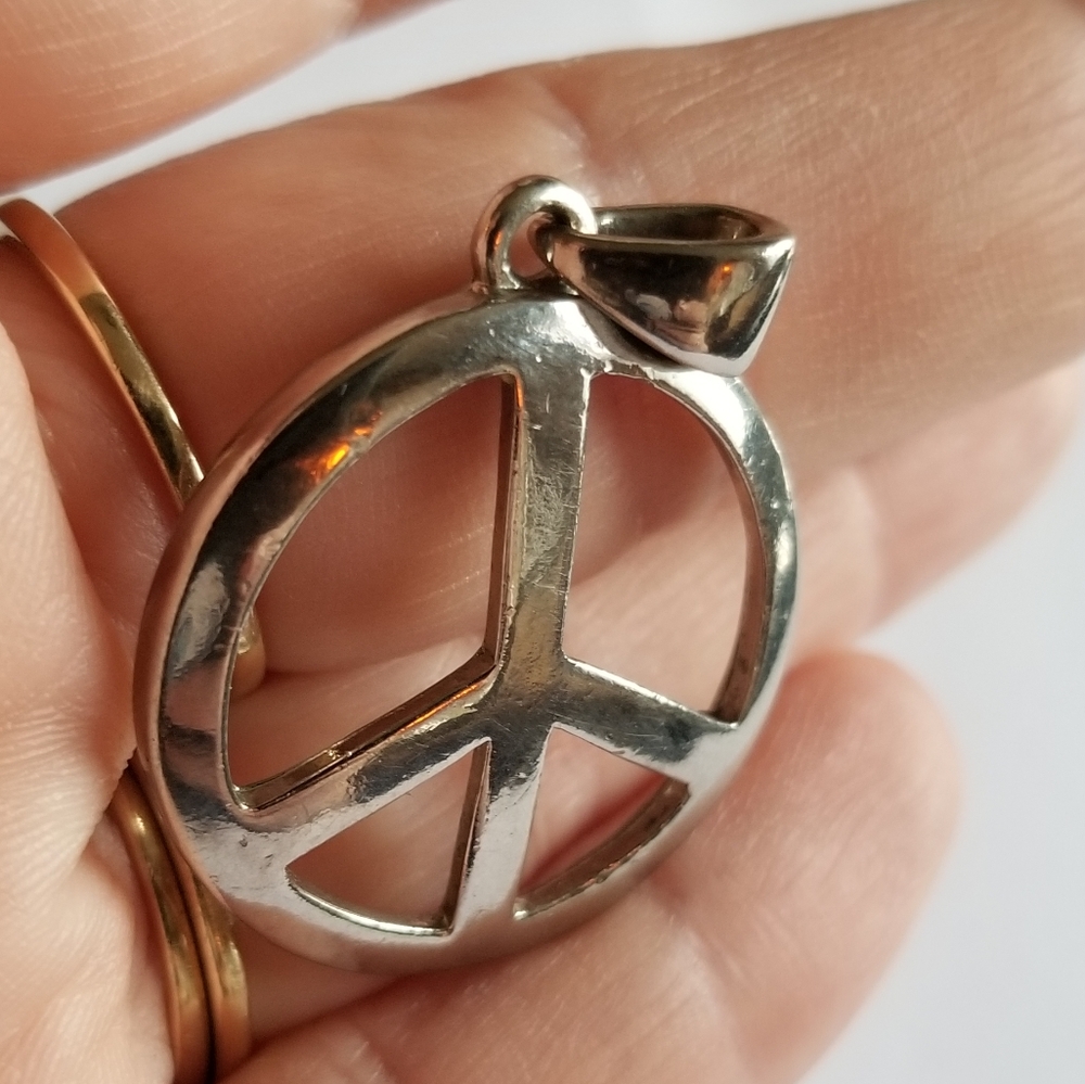 Relisted - Peace sign pendant silver tone metal hippie style - Picture 2 of 12